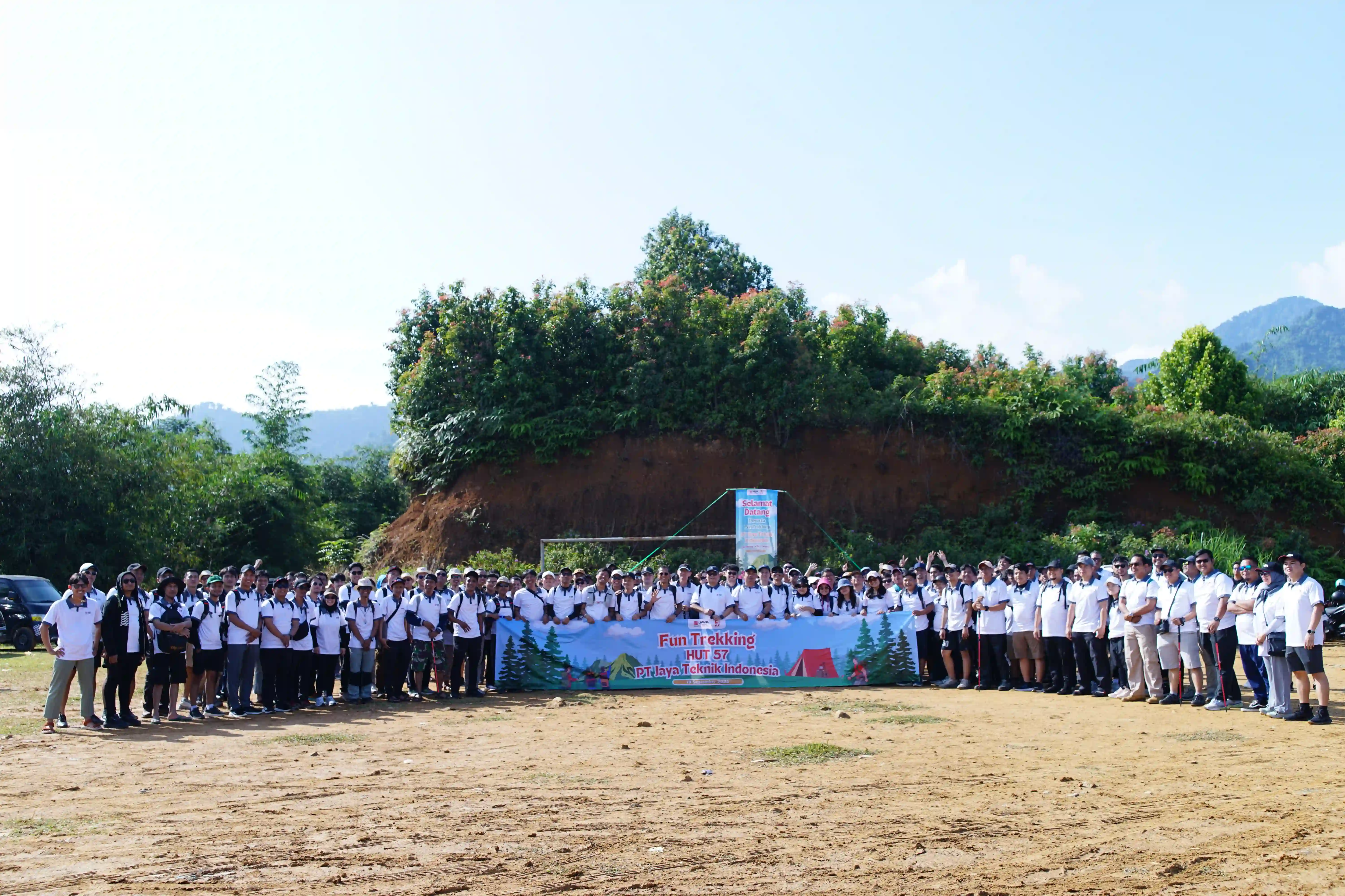 Foto bersama seluruh peserta dan panitia acara Fun Trekking di lapangan terbuka.