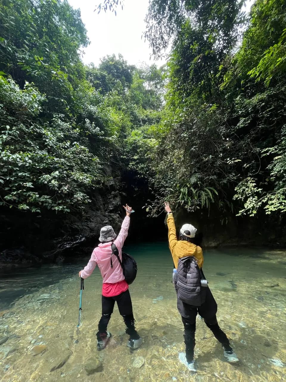 Peserta berpose di depan Curug Lewi Lesung yang eksotis.