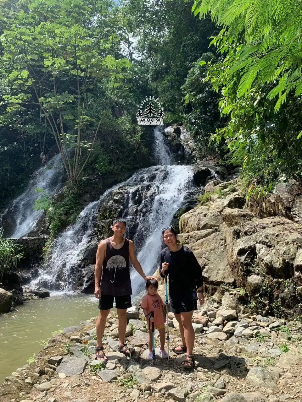 Rombongan pendaki wanita berfoto di Puncak Panisan 846 MDPL dengan bendera merah putih.