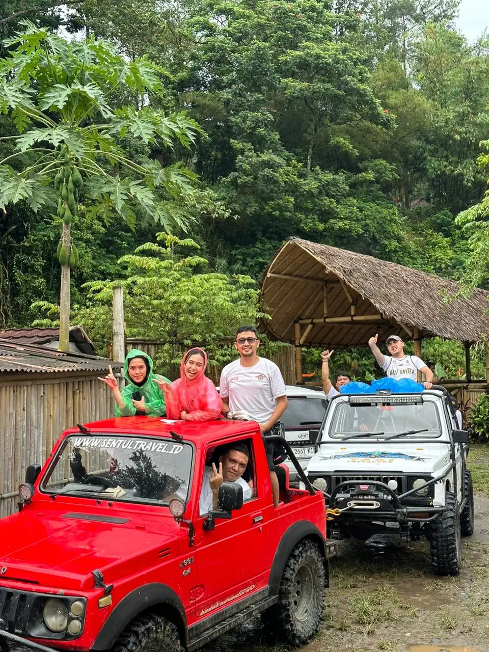 Peserta off-road adventure berpose dengan jeep di lokasi Hambalang Puncak Dua.